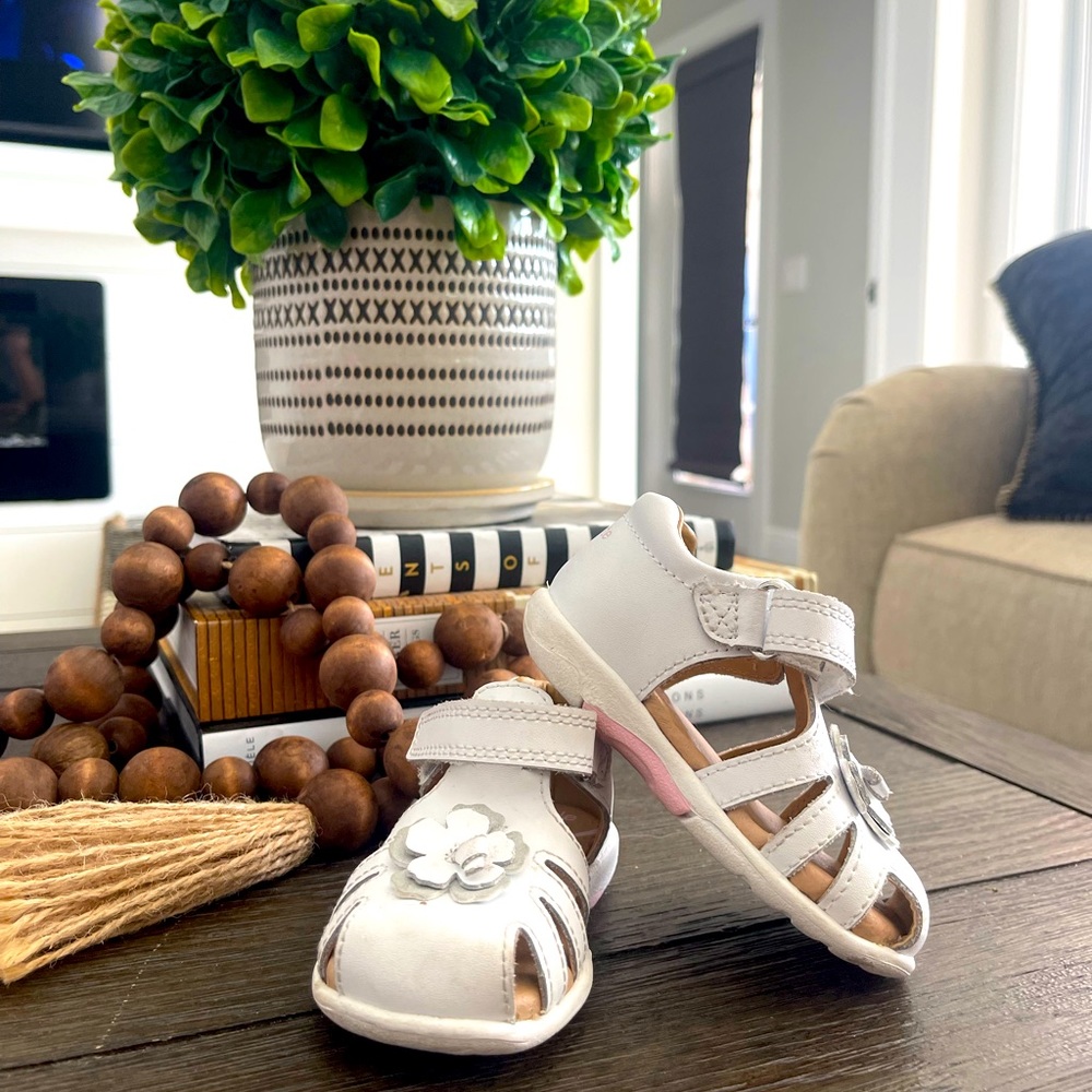 Stride Rite White Sandals with memory foam (4.5)